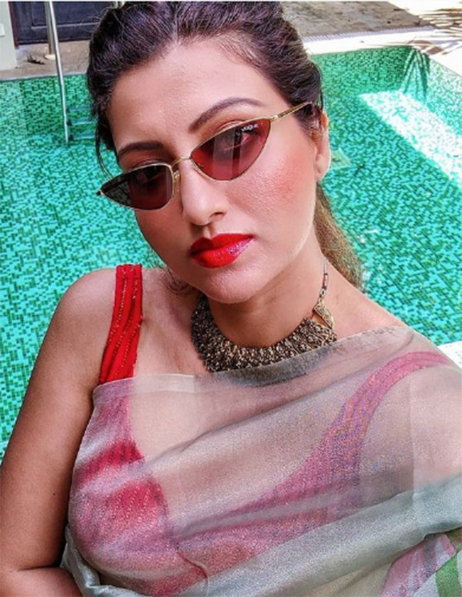 చీరలో ఆరబోసి ఏమిటా ఫోజులు హంసా? చీరలో ఆరబోసి ఏమిటా ఫోజులు హంసా?