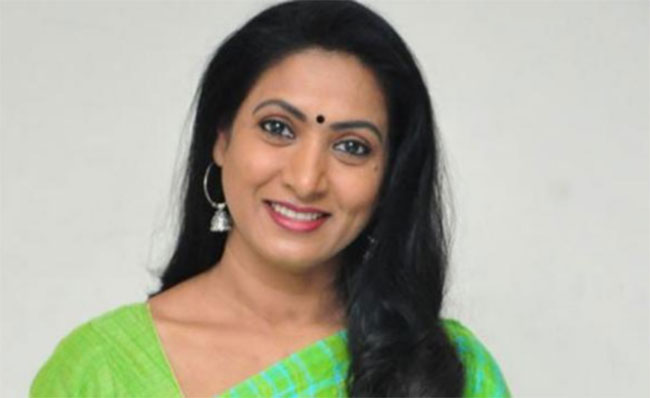 హీరోలందరికీ మమ్మీ అవుతున్న వెటరన్ నటి! హీరోలందరికీ మమ్మీ అవుతున్న వెటరన్ నటి!