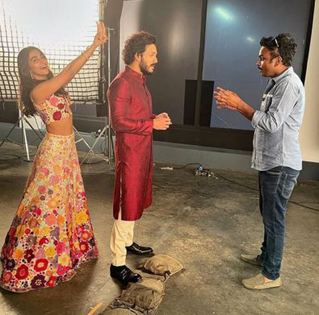 Pooja Having Fun While Akhil & Bhaskar Try To Work! Pooja Having Fun While Akhil & Bhaskar Try To Work!