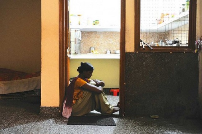 13 రోజుల లాక్ డౌన్.. డైల్ 100 కి కాల్ చేస్తున్న గృహ హింస బాధితులు ! 13 రోజుల లాక్ డౌన్.. డైల్ 100 కి కాల్ చేస్తున్న గృహ హింస బాధితులు !