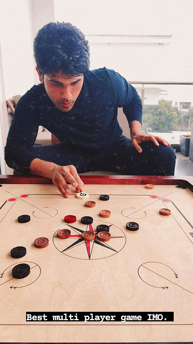 Allu : ఆఫీస్ స్టాఫ్ తో క్యారమ్స్ ఆడుతున్న అల్లు వారబ్బాయి..! Allu : ఆఫీస్ స్టాఫ్ తో క్యారమ్స్ ఆడుతున్న అల్లు వారబ్బాయి..!