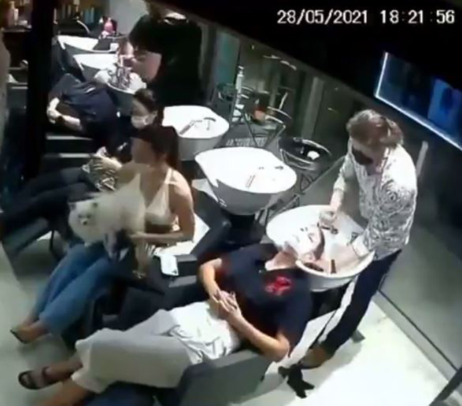 సెలూన్లో అమ్మాయిల ముచ్చట్లు ..చిరాకుతో బార్బర్ .. వైరల్ వీడియో !