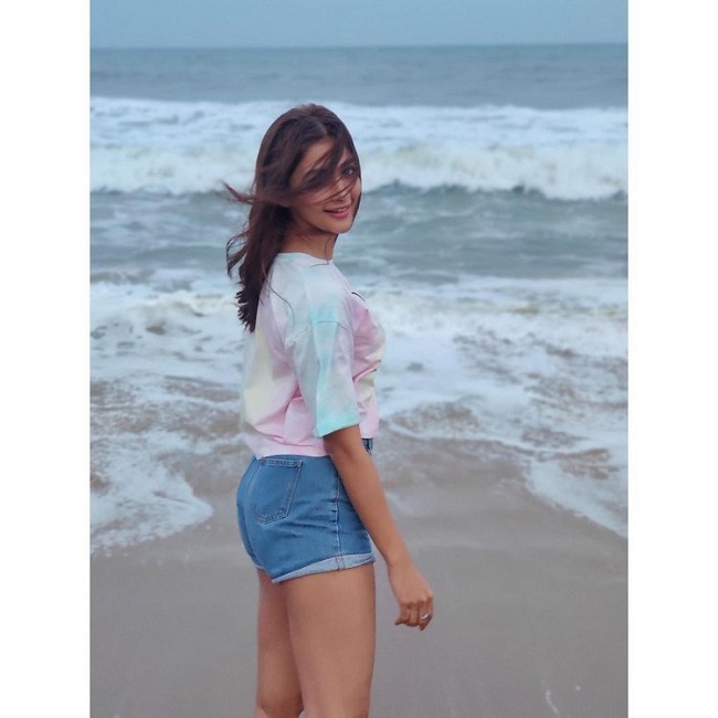 అలలైనా తల వొంచి సలాం కొట్టాలి నీకు బుట్ట బొమ్మా..! అలలైనా తల వొంచి సలాం కొట్టాలి నీకు బుట్ట బొమ్మా..!