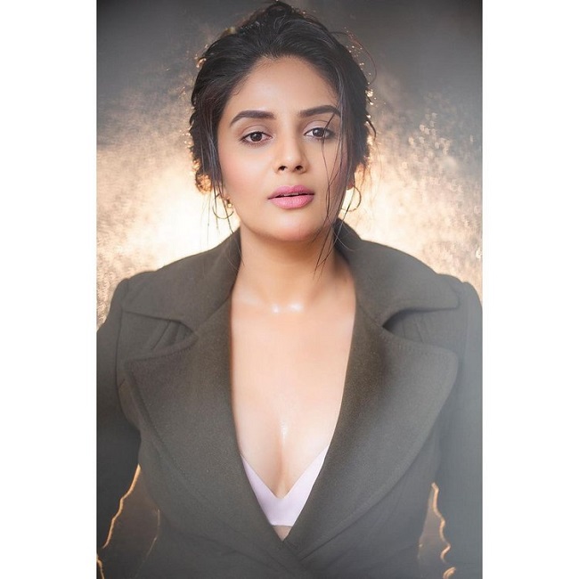 శ్రీముఖి హీరోయిన్ కి మించి.. శ్రీముఖి హీరోయిన్ కి మించి..