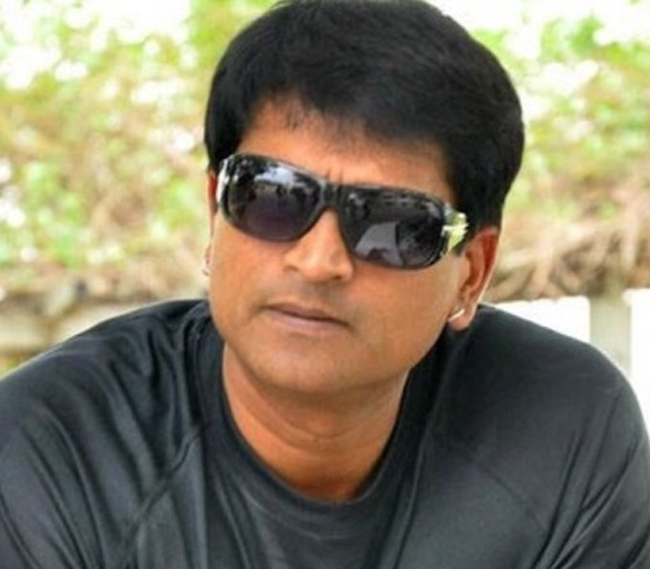 హీరోయిన్ తో ఎఫైర్ వార్తలపై స్పందించిన దర్శకుడు రవిబాబు..!