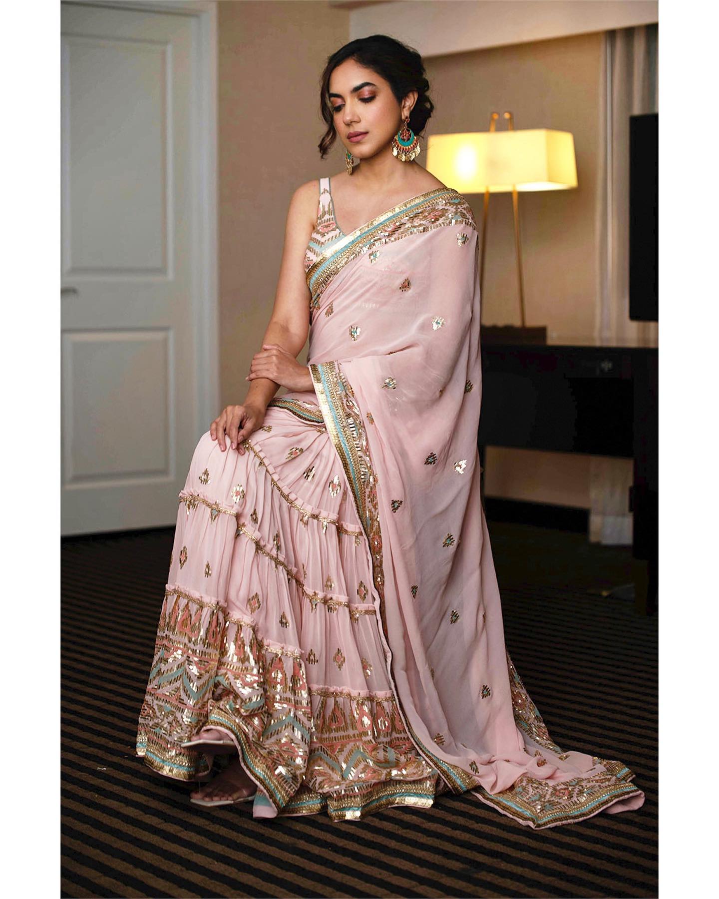 Ritu Varma : చీరకట్టులో వయ్యారాలు ఒలకబోస్తోన్న రితూ వర్మ.. Ritu Varma : చీరకట్టులో వయ్యారాలు ఒలకబోస్తోన్న రితూ వర్మ..