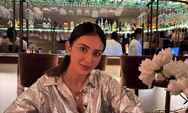 బర్త్ డే పార్టీలో రకుల్ గ్లామర్ జోరు