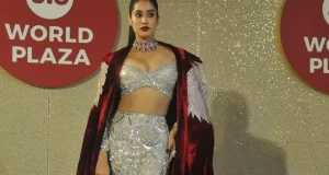 జియో వరల్డ్‌ లో జాన్వీ అందాల వేడి