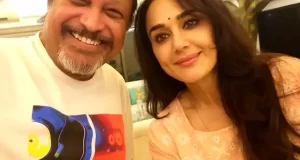 ఆటోలో తిరుగుతూ 25 ఏళ్ల వేడుక చేసుకున్నారు