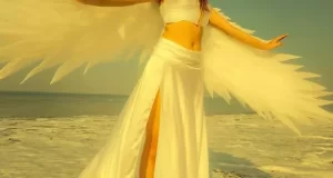 బీచ్‌కి ఎగిరొచ్చిన ప‌క్షి దేవ‌త‌